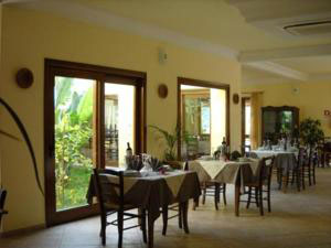 the dining room at the hotel cardedu