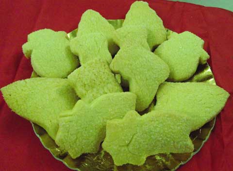  an assortment ofeasy christmas cookies on a tray