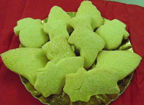  an assortment ofeasy christmas cookies on a tray