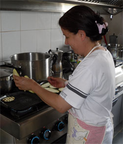 marisa preparing the grilled aubergines