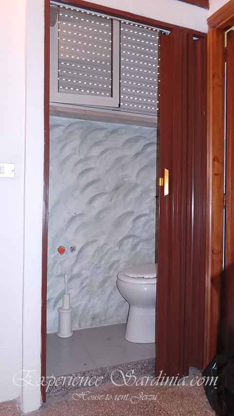 toilet room in a house to rent in ogliastra