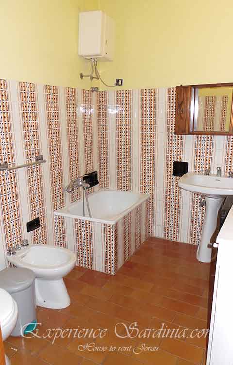 bathroom in a cheap rental accomodation in sardinia