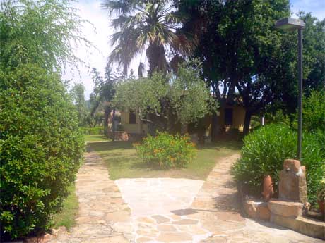 footpaths in stone leading to the apartments