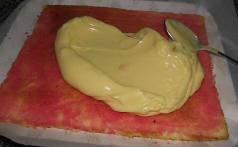 filling sponge with cream
