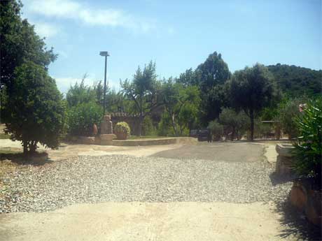 the pathway leading the to the residence