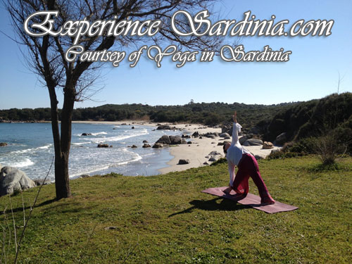 yoga in sardinia on the su sirboni beach with alex